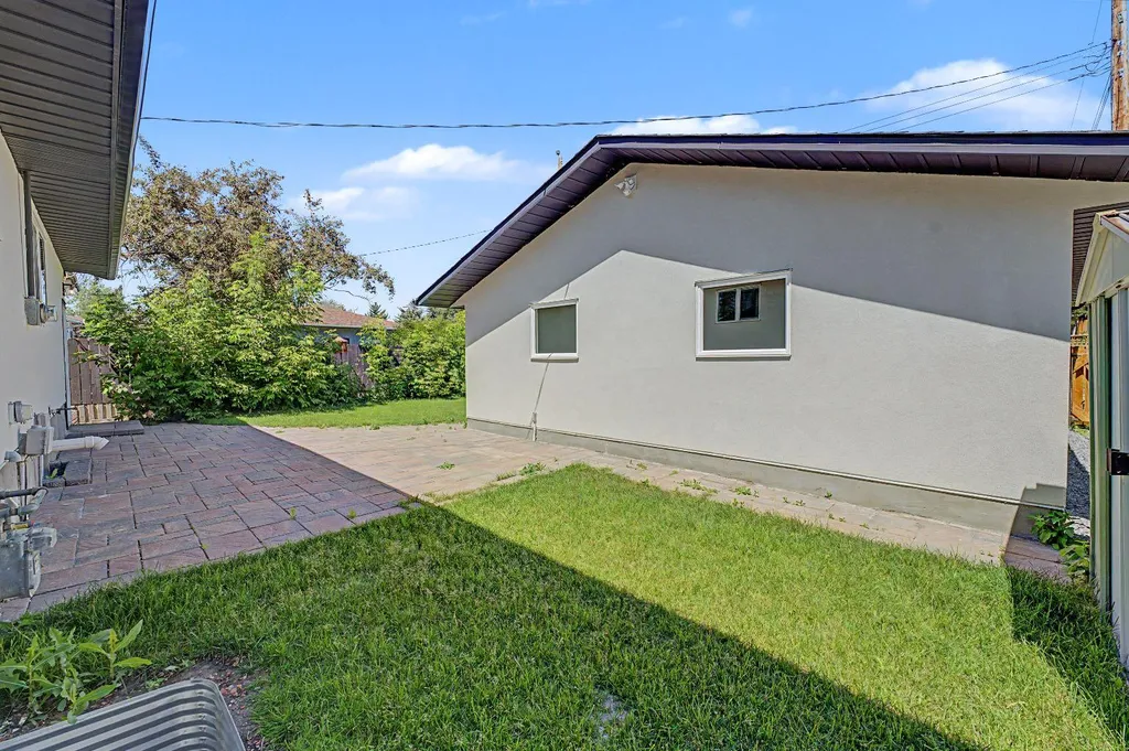 4904 Valiant Drive NW Calgary AB T3A 1X2
