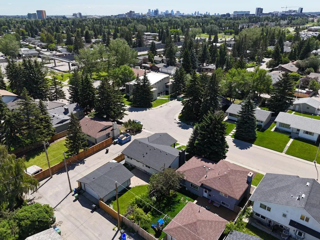 4904 Valiant Drive NW Calgary AB T3A 1X2
