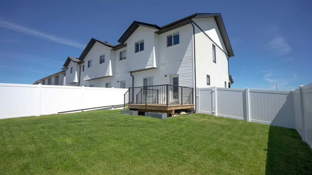 56 Inglis Crescent Sylvan Lake AB T4S 0V3