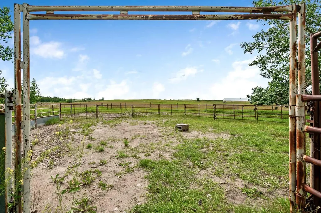 32047 276 Avenue E Rural Foothills County AB T1S 4N7