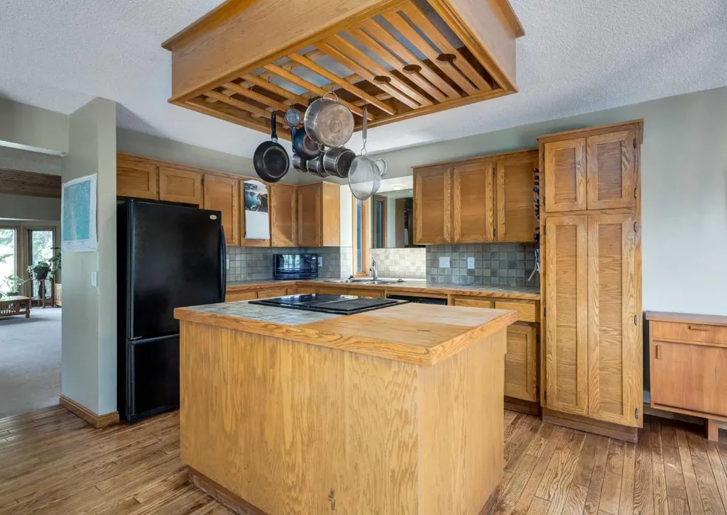 224 Edgedale Drive NW Calgary AB T3A 2R7