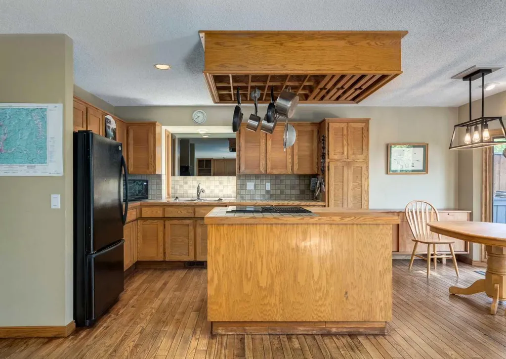 224 Edgedale Drive NW Calgary AB T3A 2R7