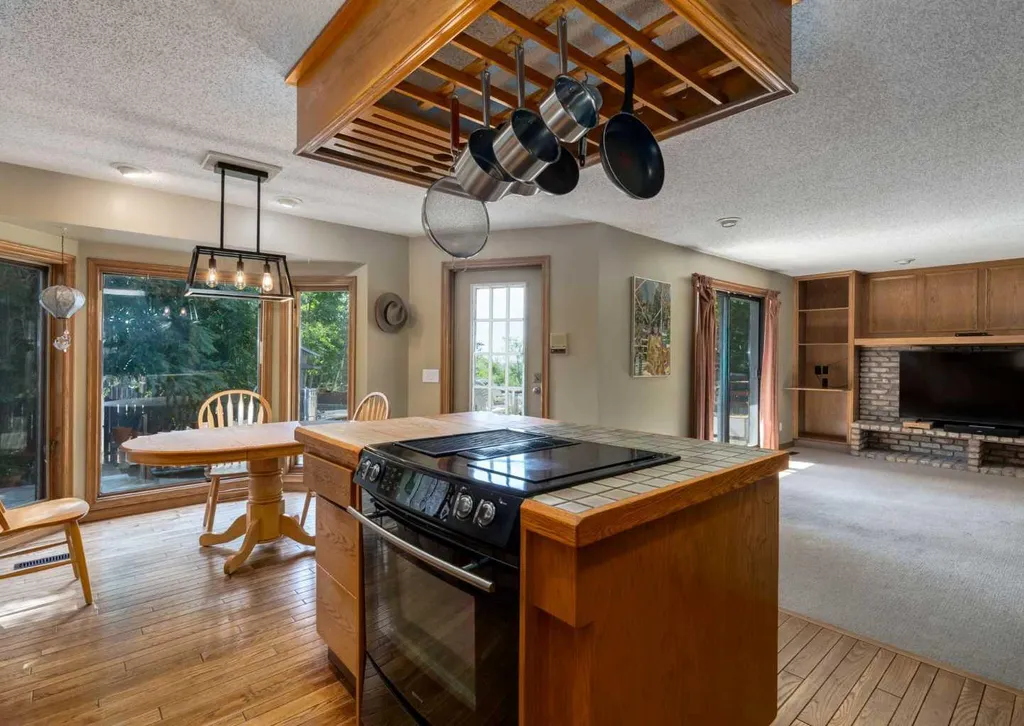 224 Edgedale Drive NW Calgary AB T3A 2R7