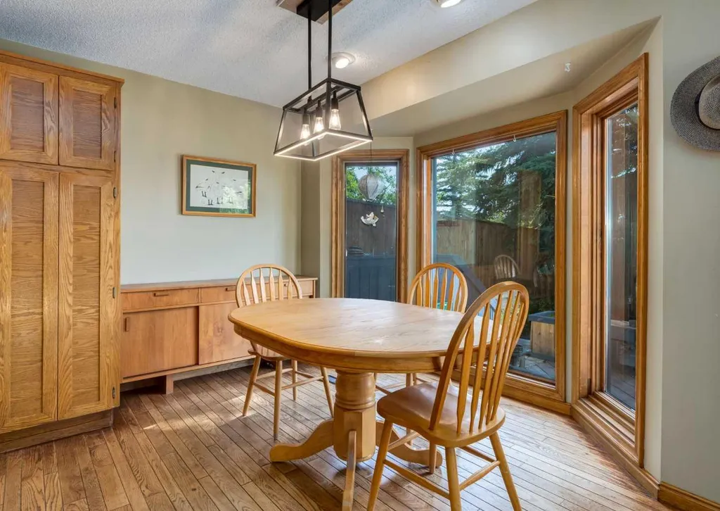 224 Edgedale Drive NW Calgary AB T3A 2R7
