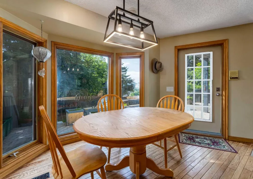 224 Edgedale Drive NW Calgary AB T3A 2R7