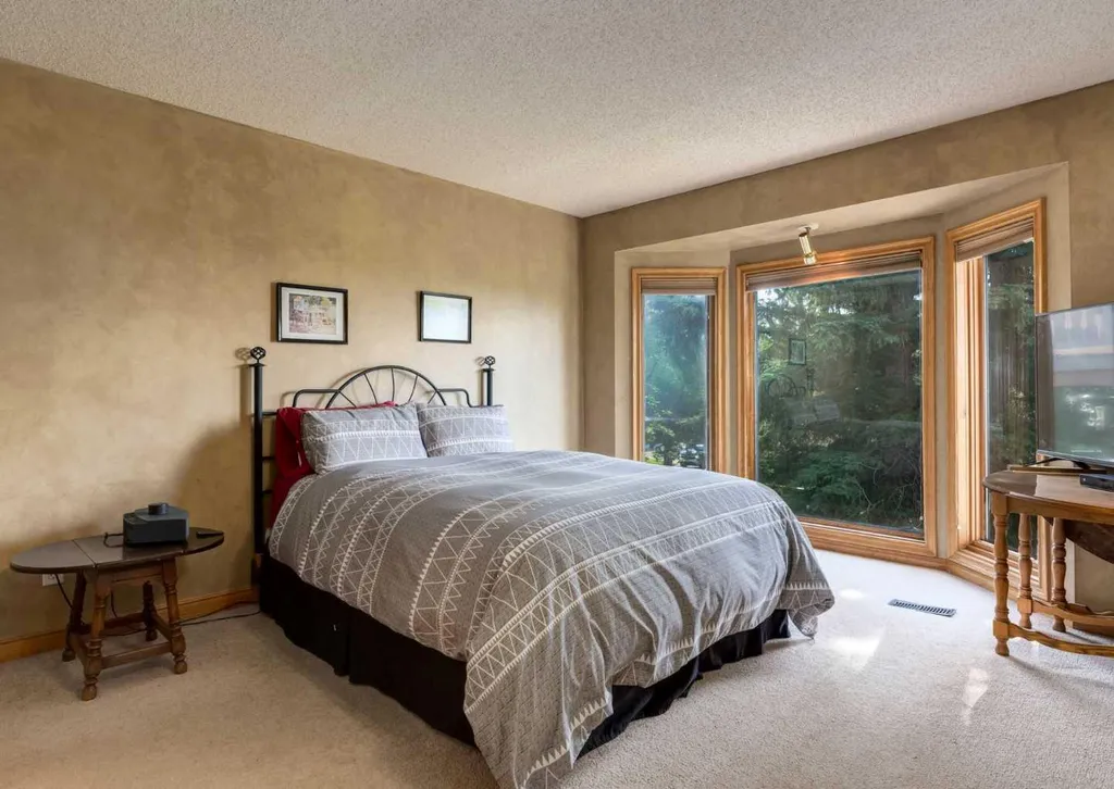 224 Edgedale Drive NW Calgary AB T3A 2R7