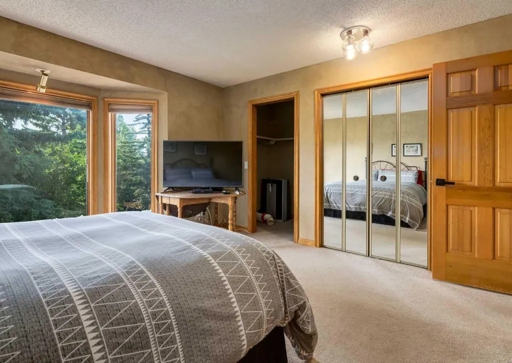 224 Edgedale Drive NW Calgary AB T3A 2R7