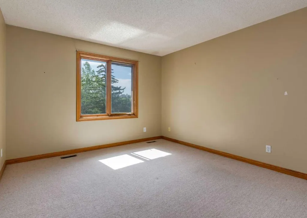 224 Edgedale Drive NW Calgary AB T3A 2R7
