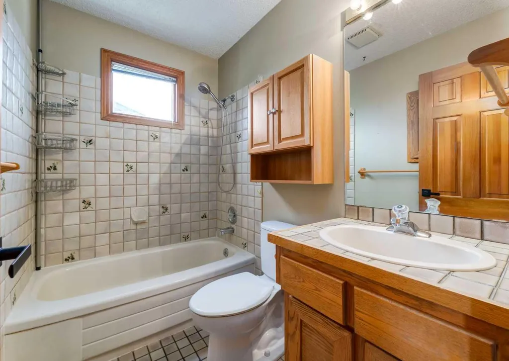 224 Edgedale Drive NW Calgary AB T3A 2R7