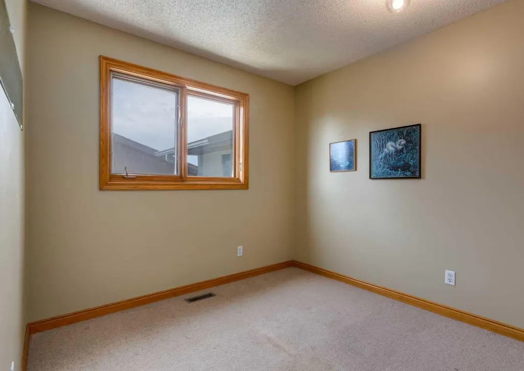 224 Edgedale Drive NW Calgary AB T3A 2R7