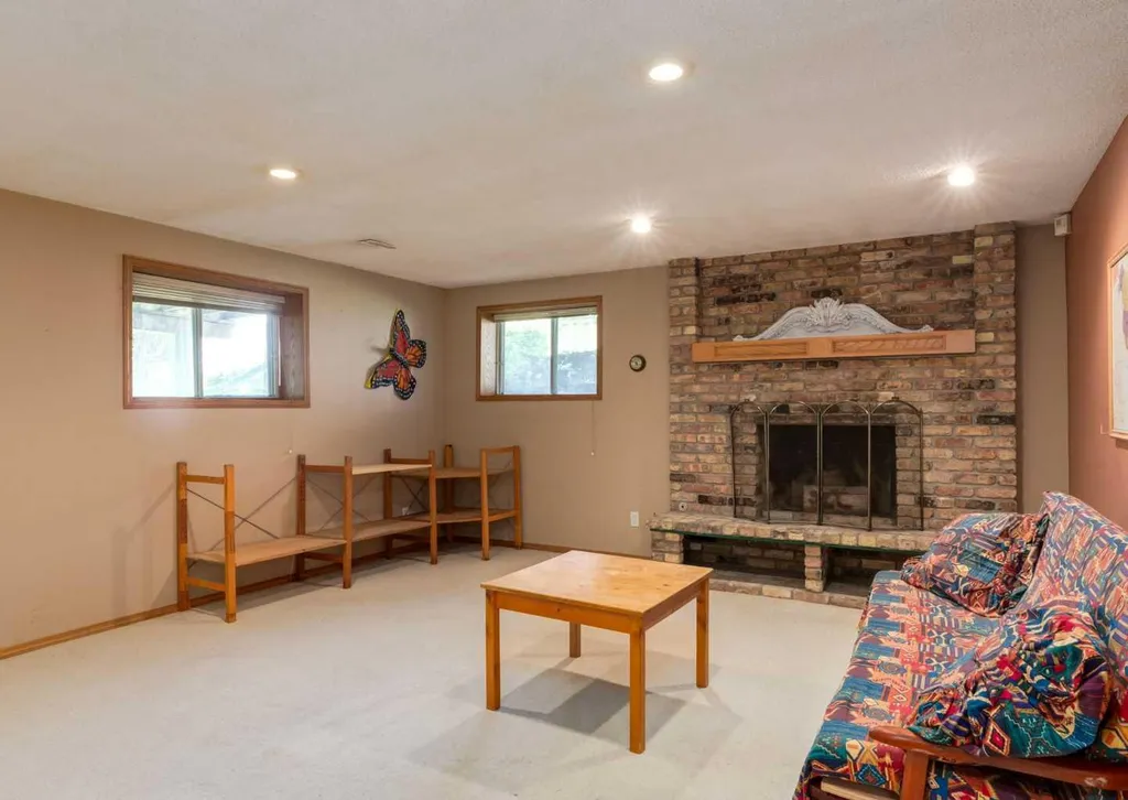 224 Edgedale Drive NW Calgary AB T3A 2R7