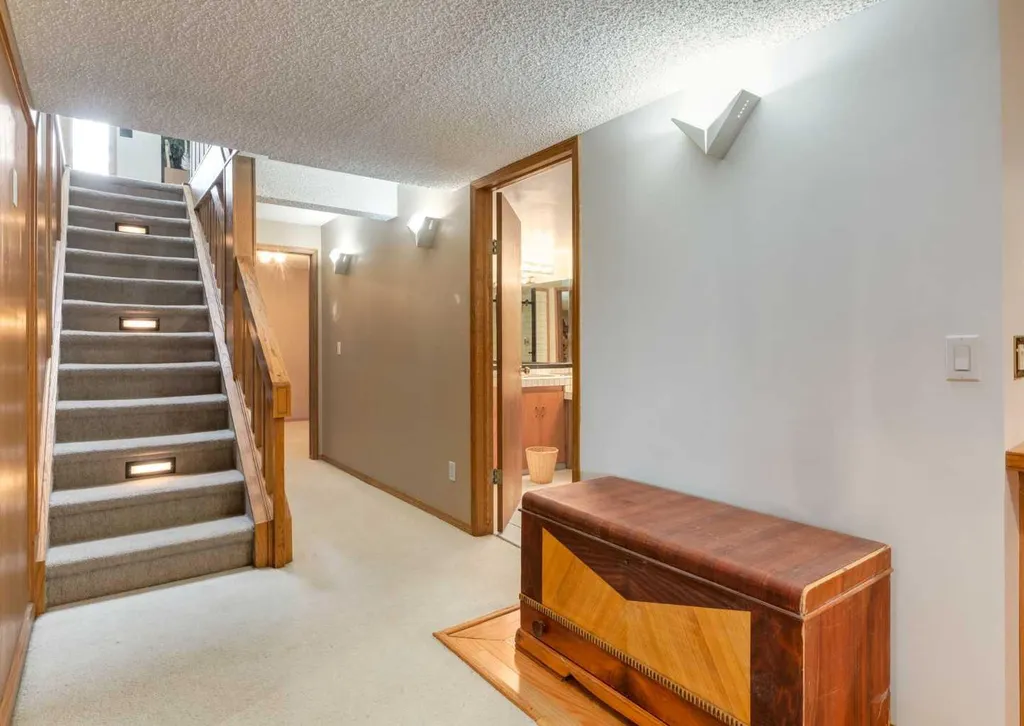 224 Edgedale Drive NW Calgary AB T3A 2R7