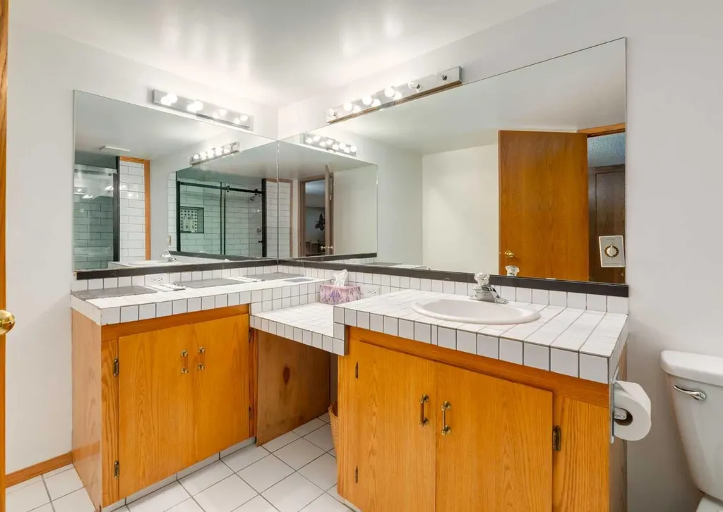 224 Edgedale Drive NW Calgary AB T3A 2R7