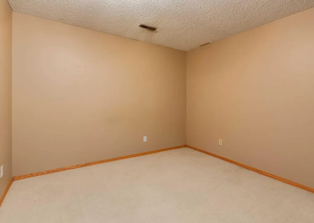 224 Edgedale Drive NW Calgary AB T3A 2R7