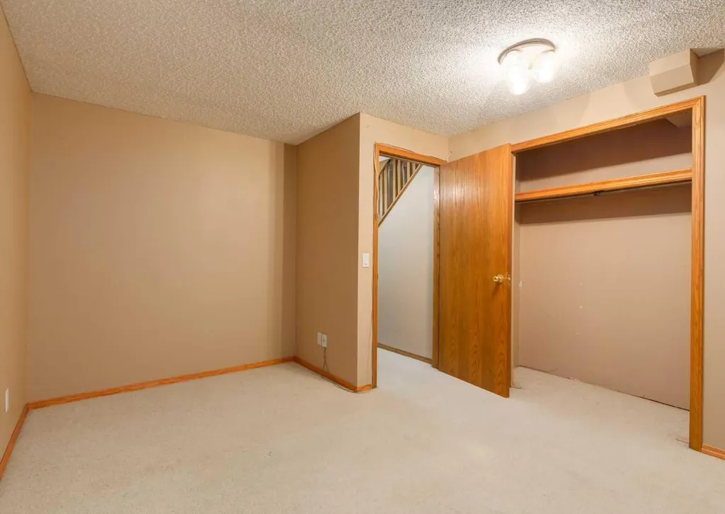 224 Edgedale Drive NW Calgary AB T3A 2R7