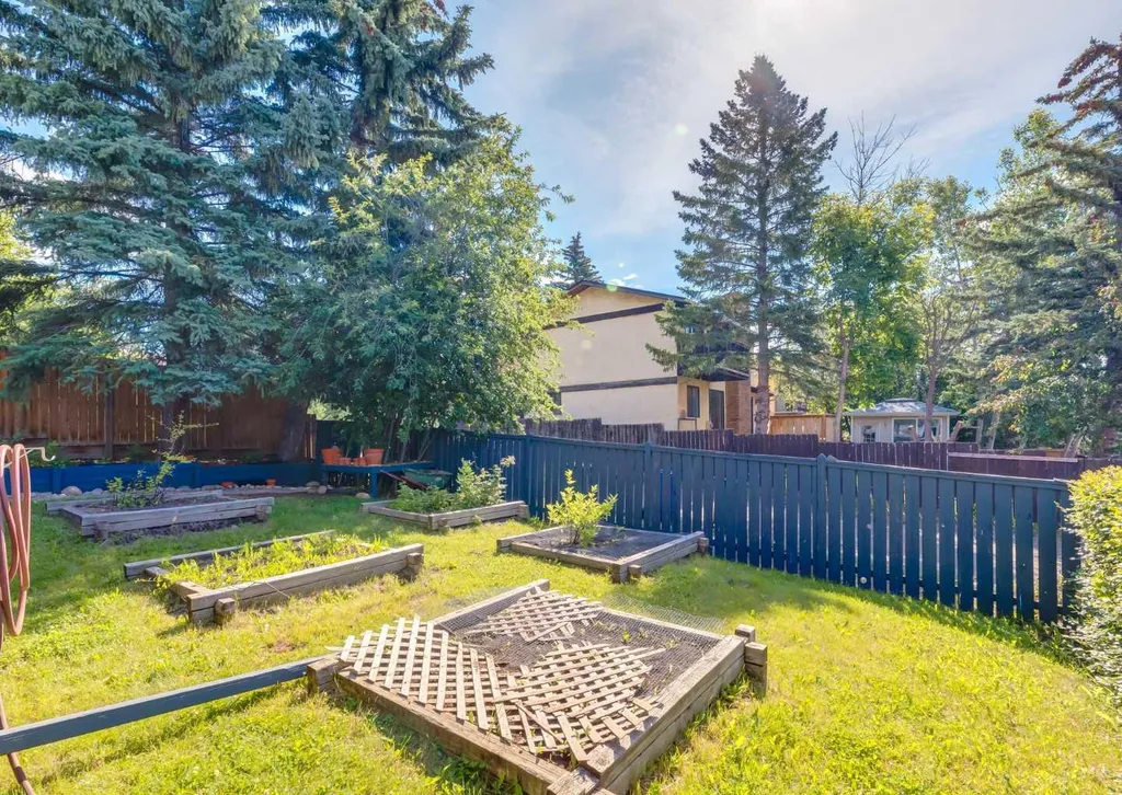 224 Edgedale Drive NW Calgary AB T3A 2R7