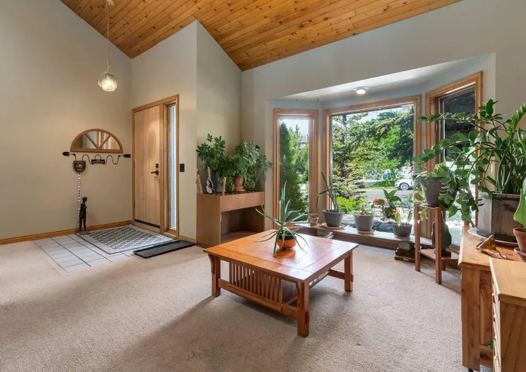 224 Edgedale Drive NW Calgary AB T3A 2R7