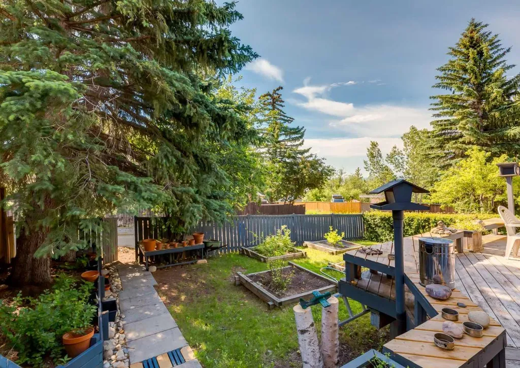 224 Edgedale Drive NW Calgary AB T3A 2R7