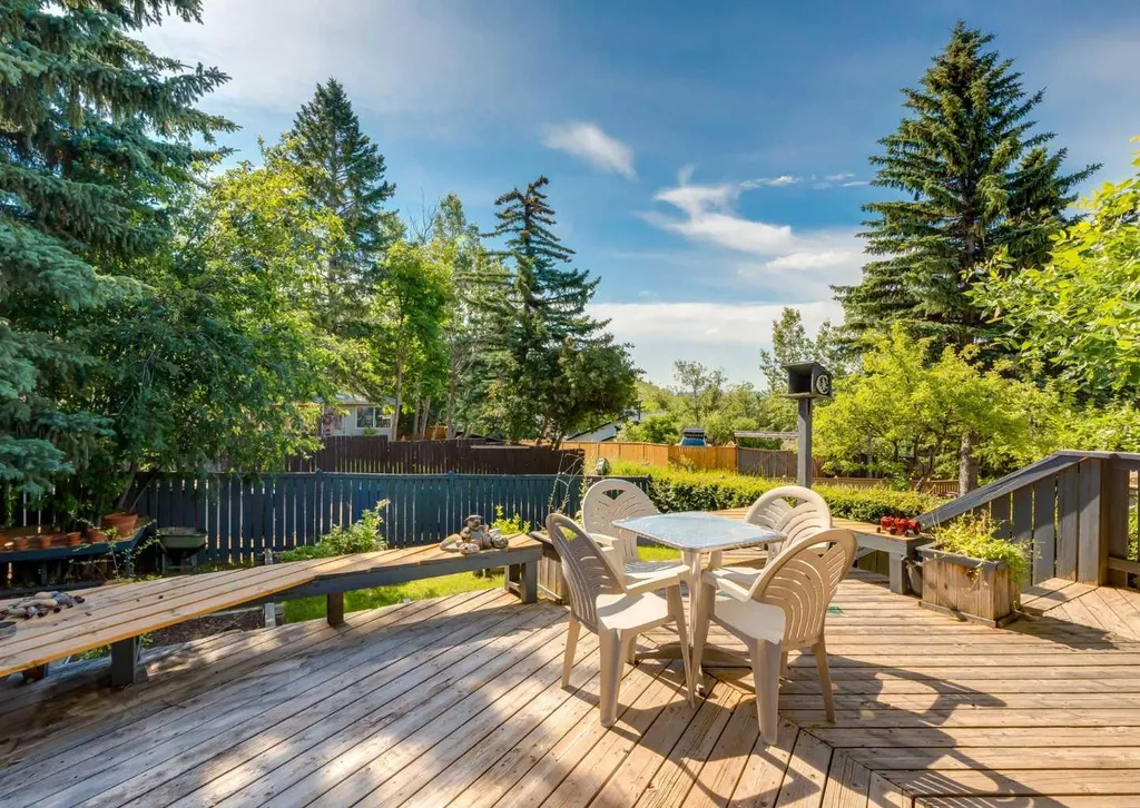 224 Edgedale Drive NW Calgary AB T3A 2R7