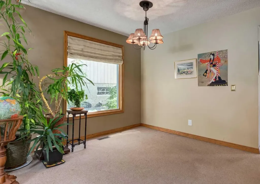 224 Edgedale Drive NW Calgary AB T3A 2R7