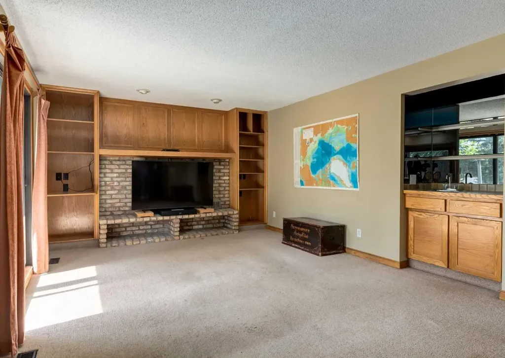 224 Edgedale Drive NW Calgary AB T3A 2R7