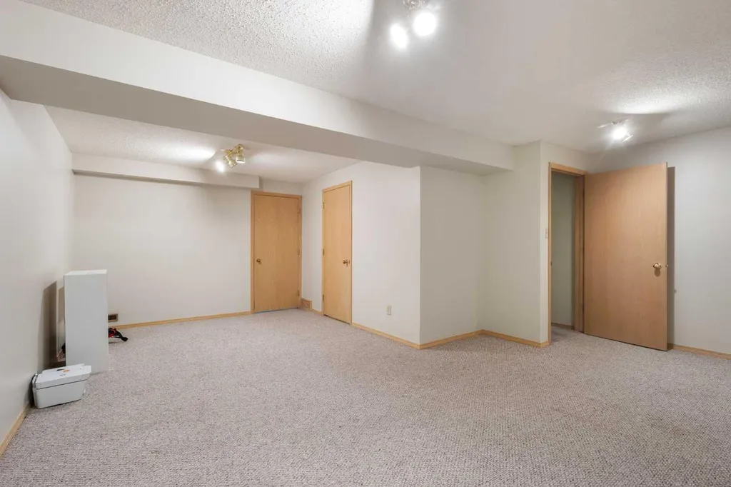 17 Patina Park SW Calgary AB T3H 3E1