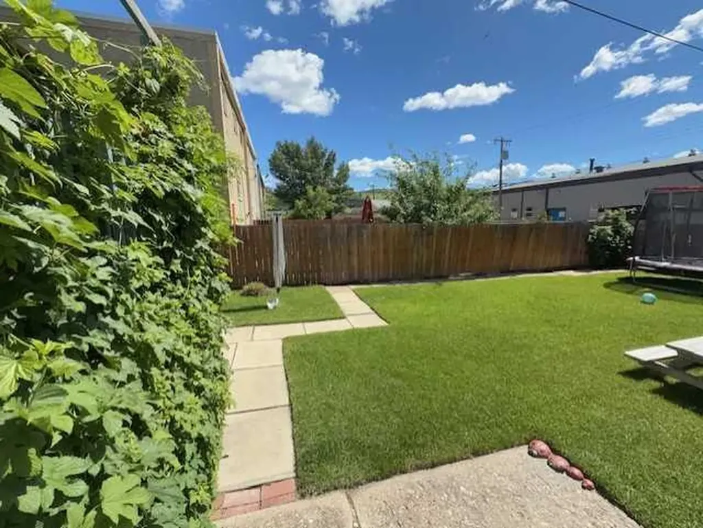 9517 89 Avenue Peace River AB T8S1G7