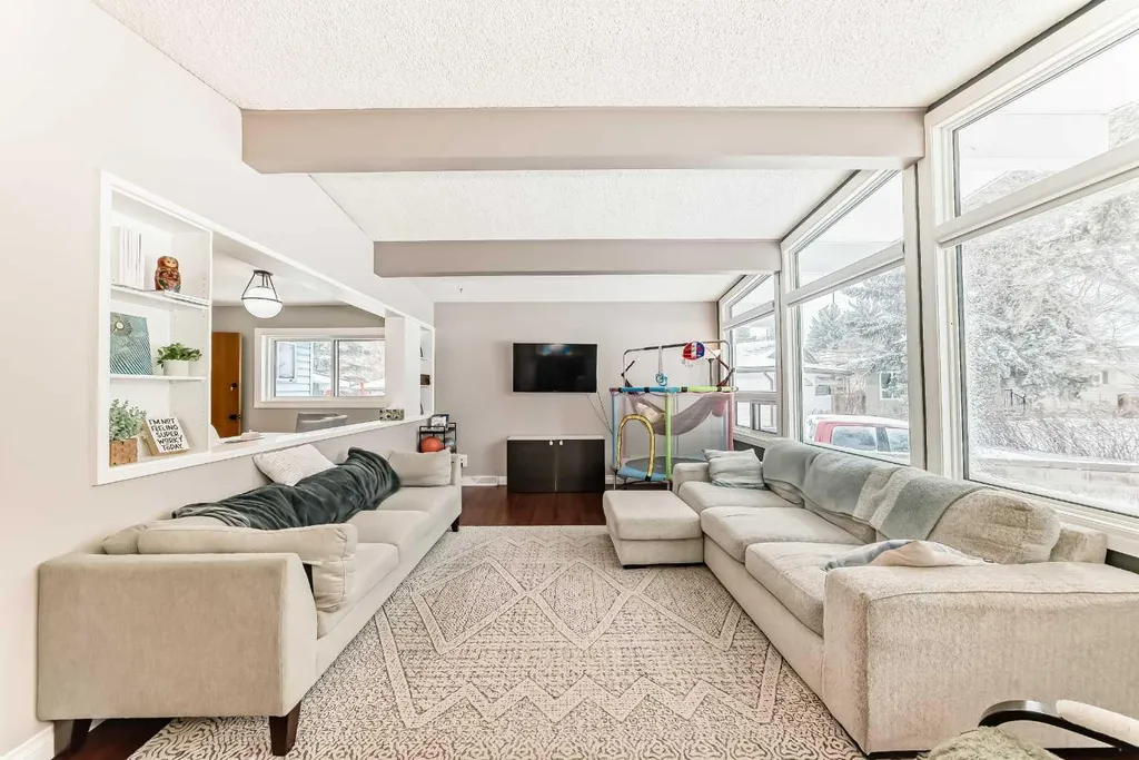 8043 Elbow Drive SW Calgary AB T2V 1K5