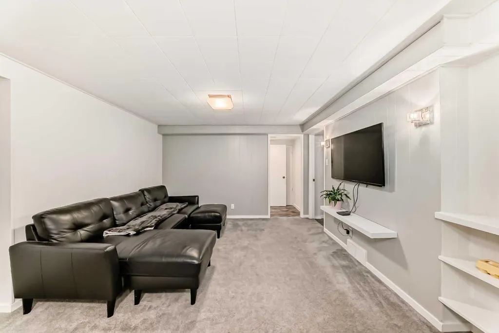 8043 Elbow Drive SW Calgary AB T2V 1K5