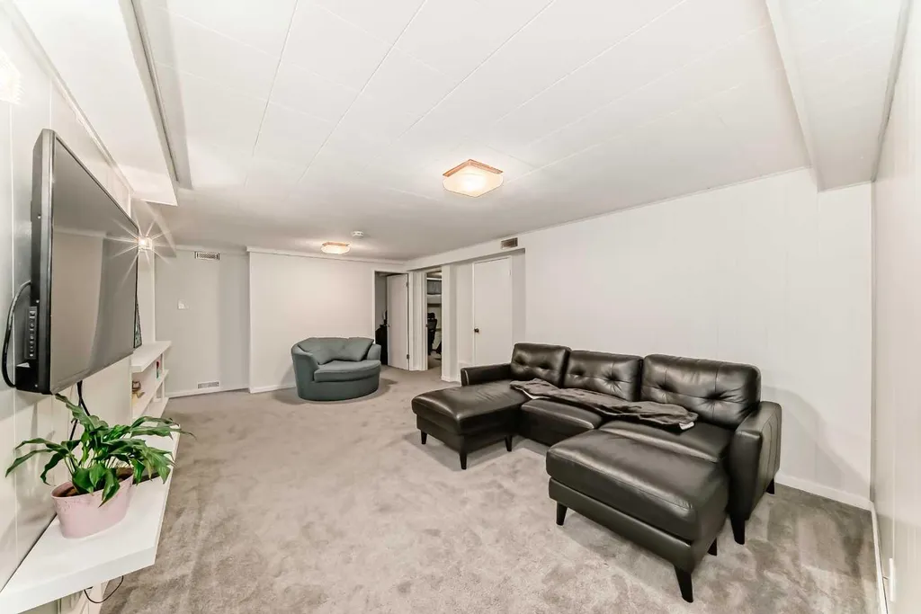 8043 Elbow Drive SW Calgary AB T2V 1K5