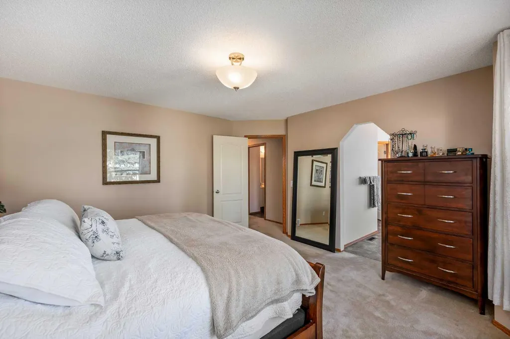 15 Valley Brook Circle NW Calgary AB T5J 1R3