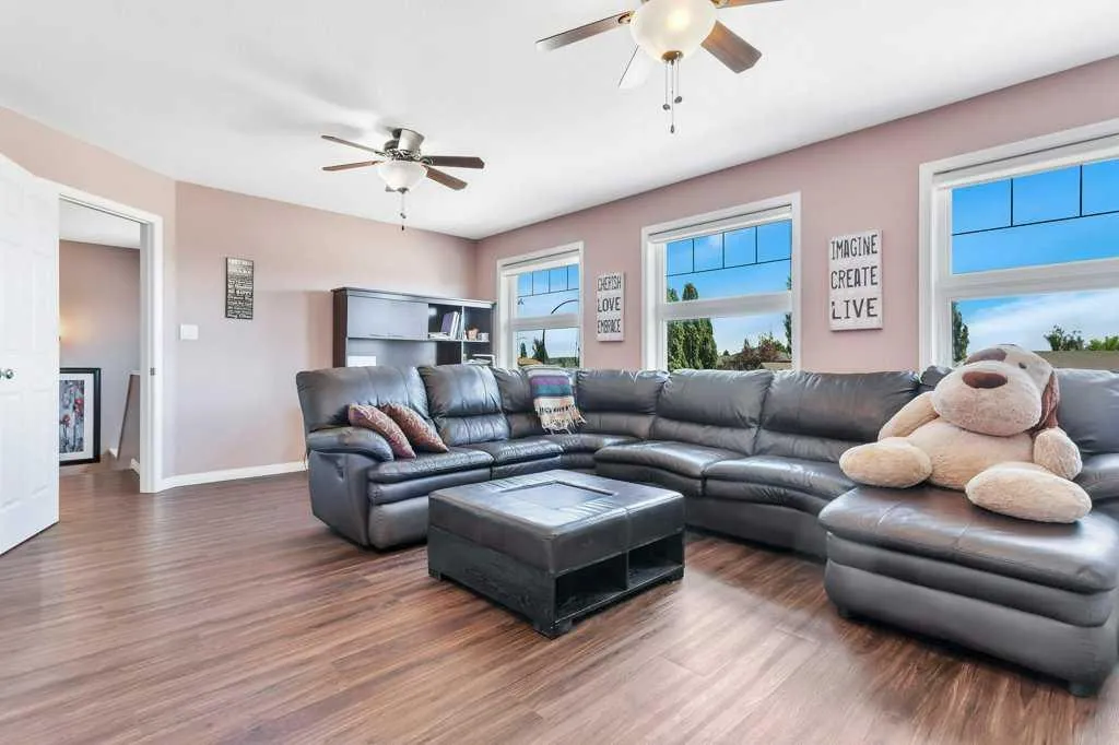 19 Lougheed Close Red Deer AB T4R 3L8
