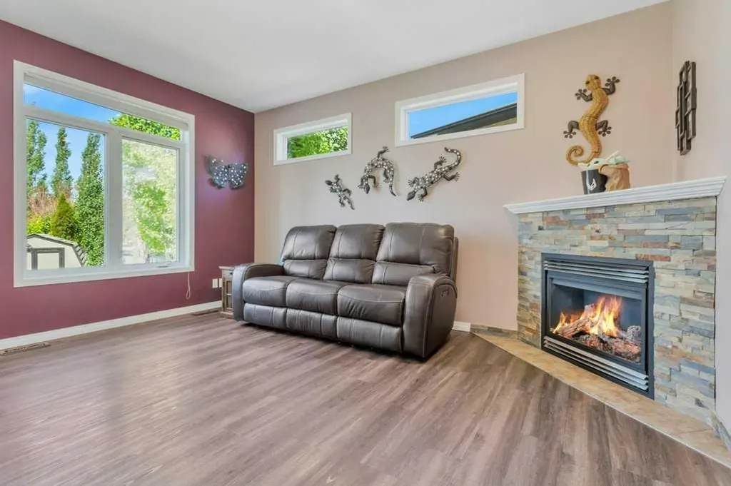 19 Lougheed Close Red Deer AB T4R 3L8