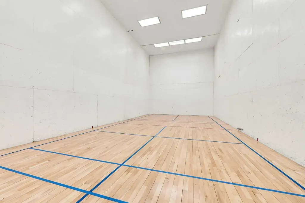 1100 8 Avenue SW Calgary AB T2P 3T9