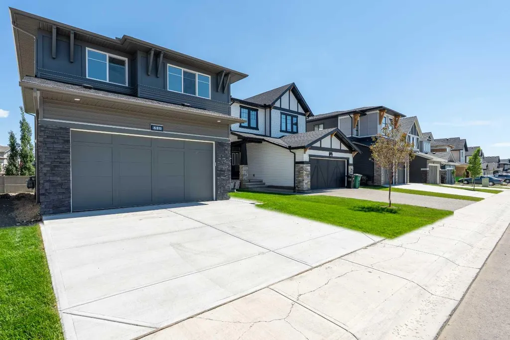 680 Coopers Crescent SW Airdrie AB T4B 5L6