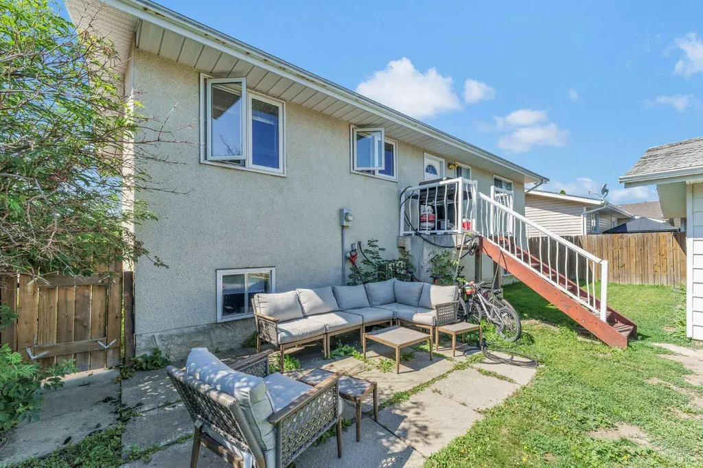 28 Rossdale Street SE Medicine Hat AB T1B 1X4