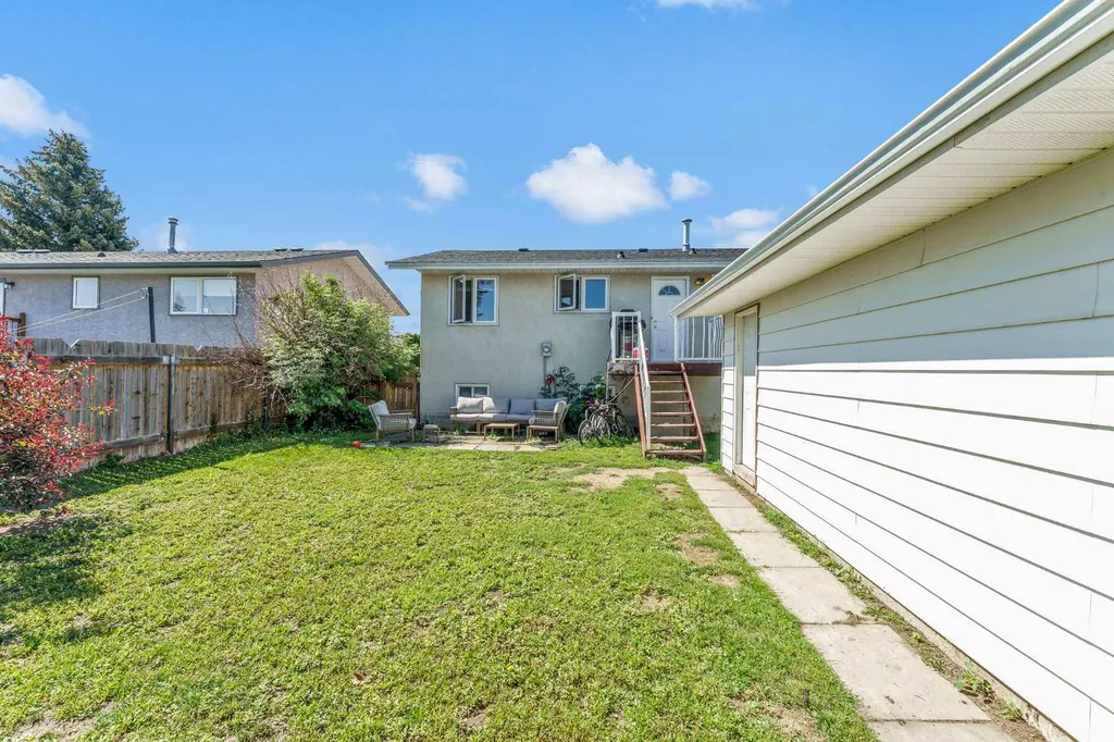 28 Rossdale Street SE Medicine Hat AB T1B 1X4