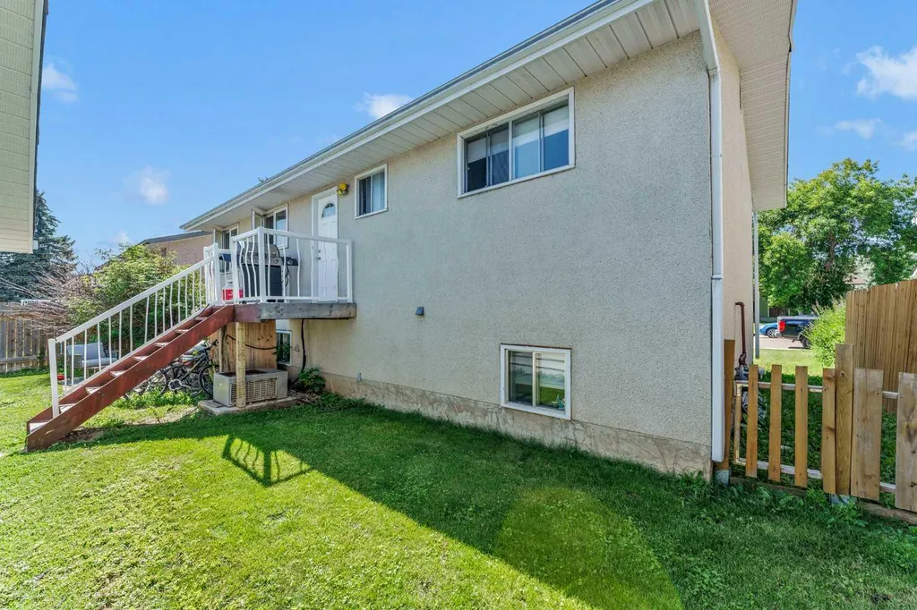 28 Rossdale Street SE Medicine Hat AB T1B 1X4