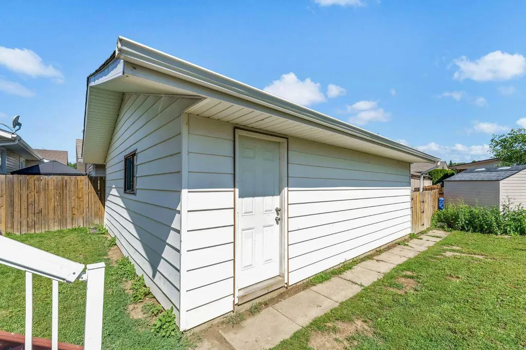 28 Rossdale Street SE Medicine Hat AB T1B 1X4