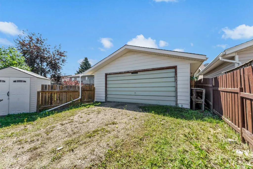 28 Rossdale Street SE Medicine Hat AB T1B 1X4