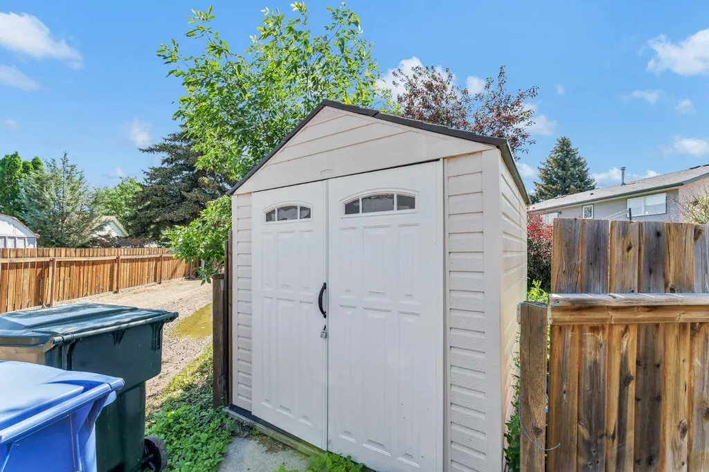28 Rossdale Street SE Medicine Hat AB T1B 1X4
