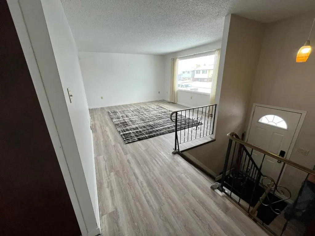 28 Rossdale Street SE Medicine Hat AB T1B 1X4