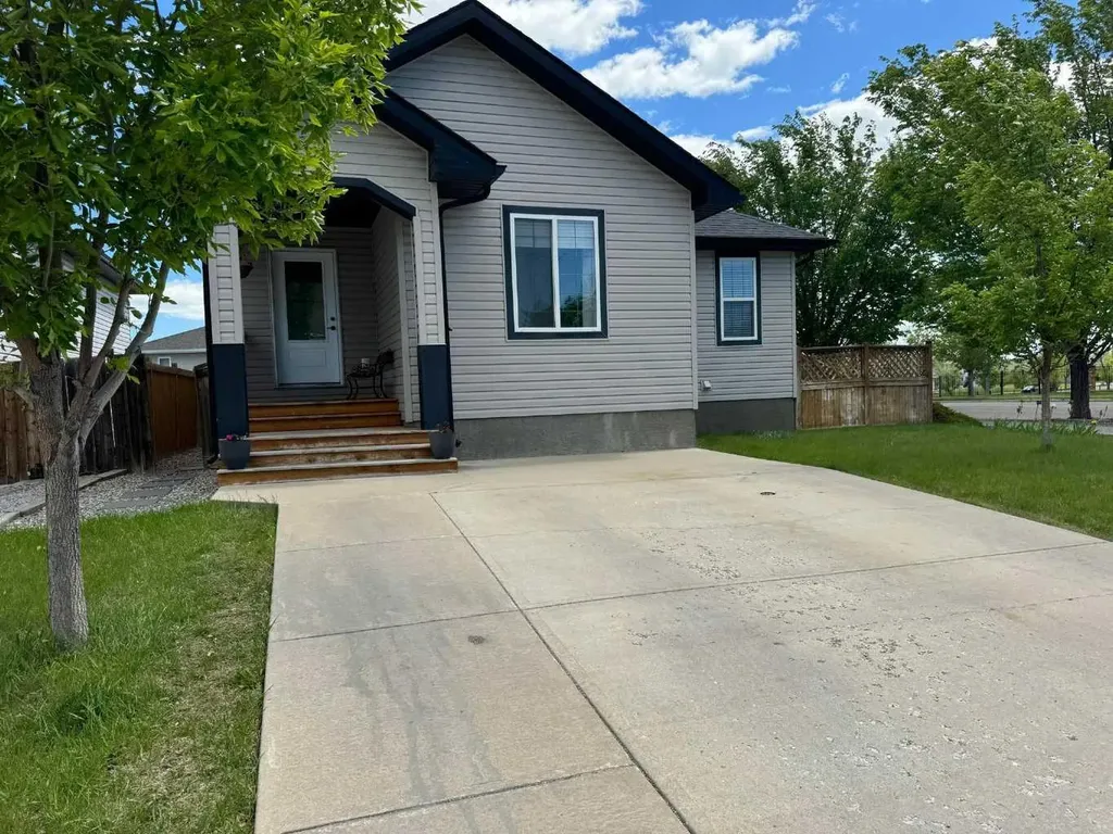 3 Aberdeen Road W Lethbridge AB T1J 4Y5