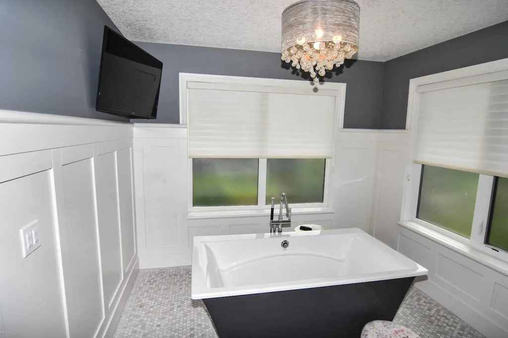 800 East Lakeview Road Chestermere AB T1X 1R2