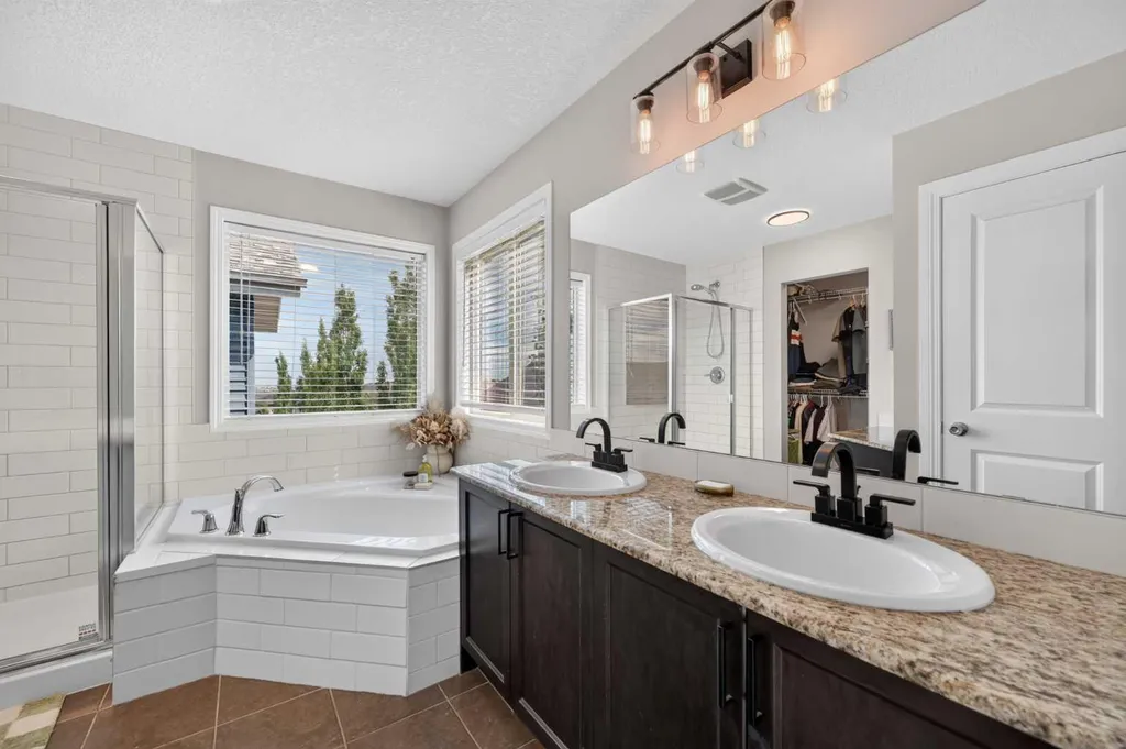 125 Sherwood Gate NW Calgary AB T3R 0N9