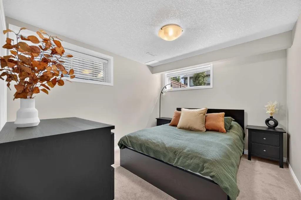 125 Sherwood Gate NW Calgary AB T3R 0N9