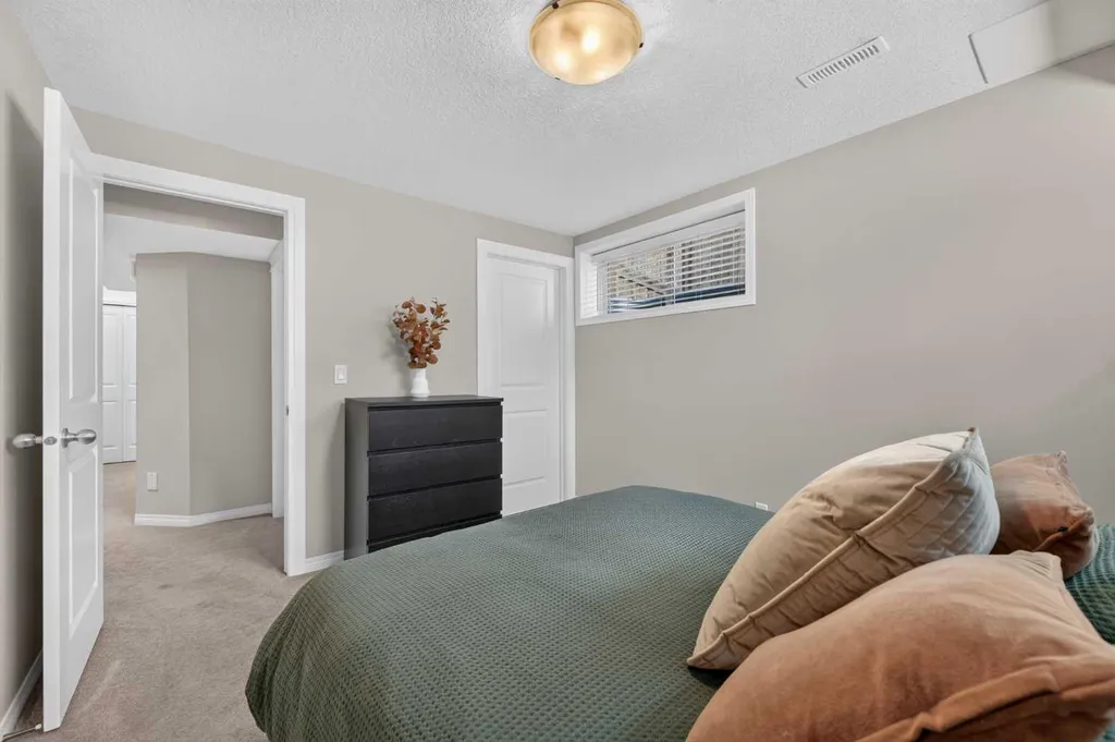 125 Sherwood Gate NW Calgary AB T3R 0N9