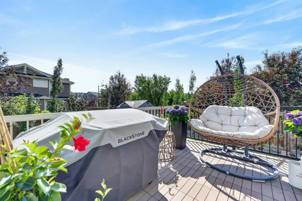 125 Sherwood Gate NW Calgary AB T3R 0N9