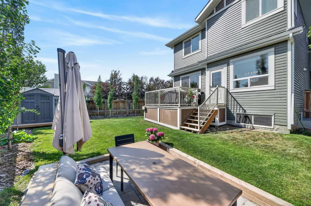 125 Sherwood Gate NW Calgary AB T3R 0N9