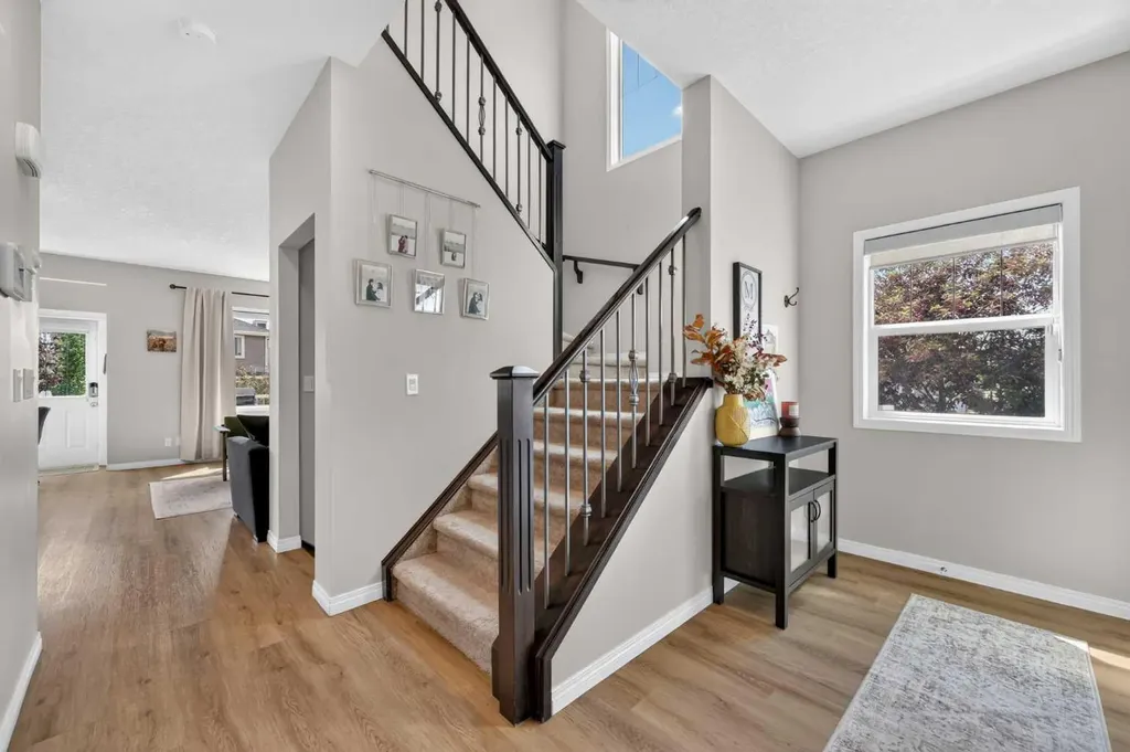 125 Sherwood Gate NW Calgary AB T3R 0N9